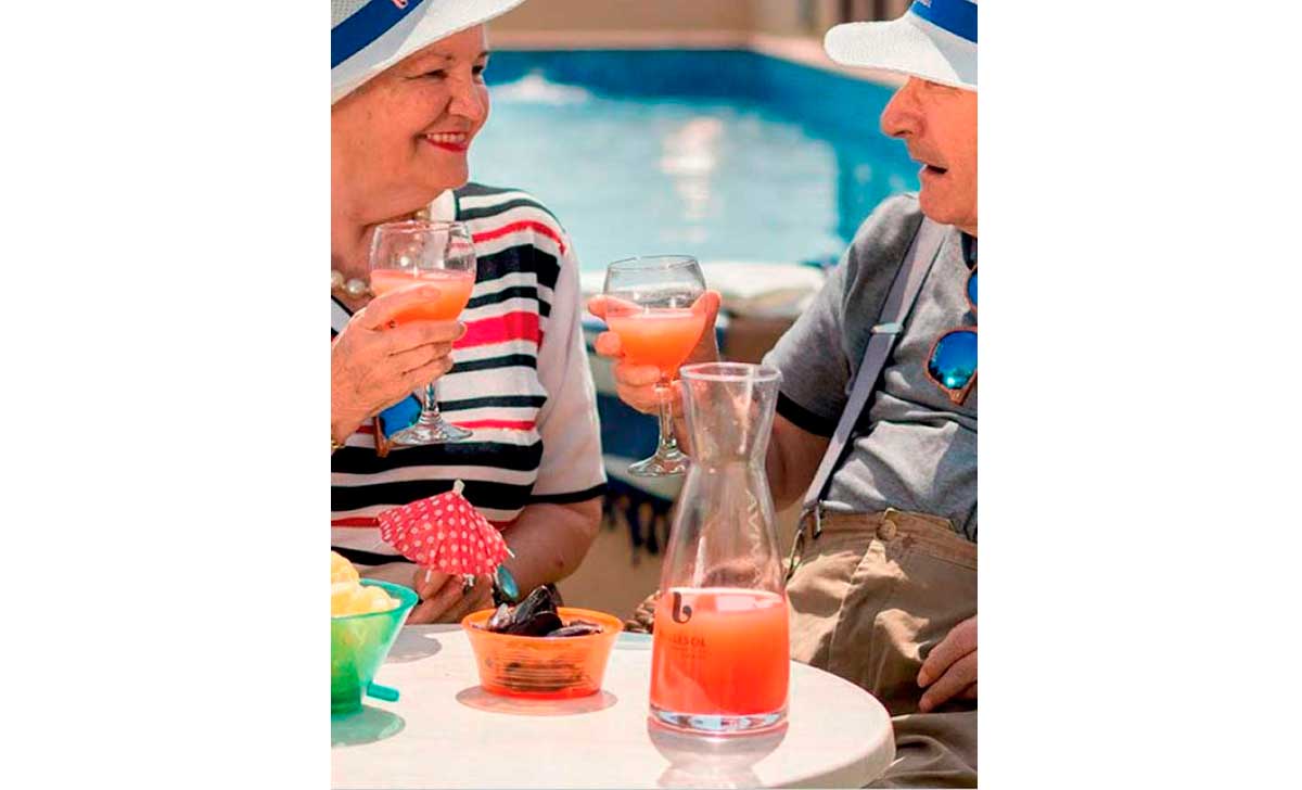 Dos residentes tomando un zumo fresco en nuestras residencias Ballesol